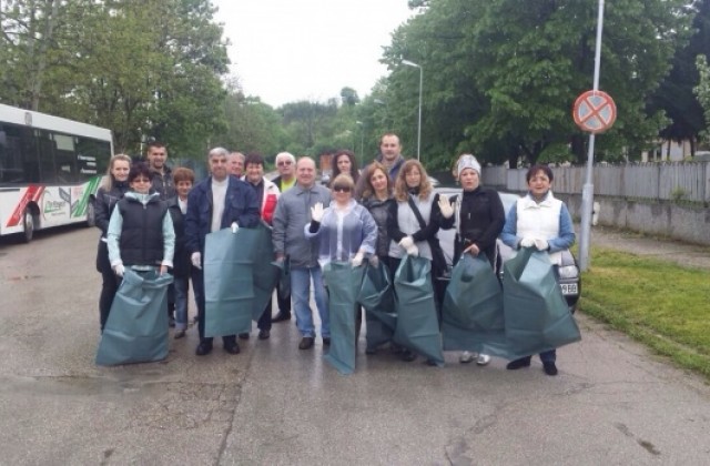 Великотърновски общинари отново чистиха край Старческия дом
