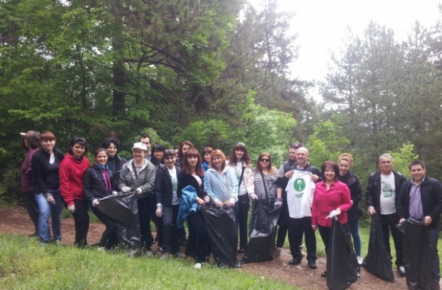 Областна администрация се включи в почистването на Стара Загора