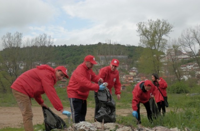 15 младежи от БСП чистиха около хълма Царевец