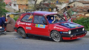 Рали автомобил се преобърна по таван четирима са ранени