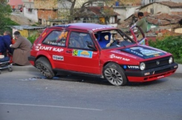 Рали автомобил се преобърна по таван, четирима са ранени