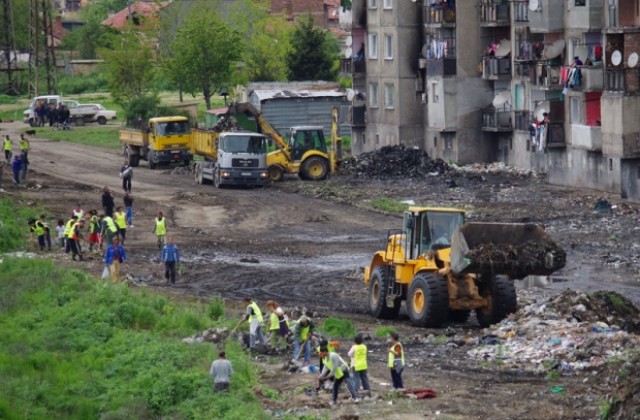 Над 6000 граждани се включиха в почистването на Казанлък