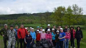 Десетки доброволци чистиха в Елена