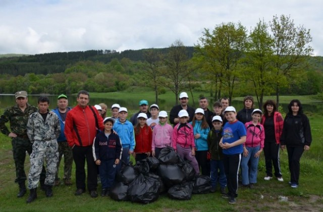 Десетки доброволци чистиха в Елена