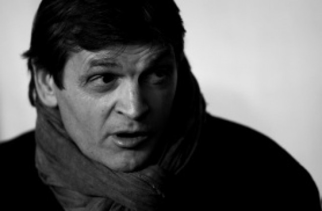 ВИДЕО: Феновете на Барса с нощно бдение за Тито