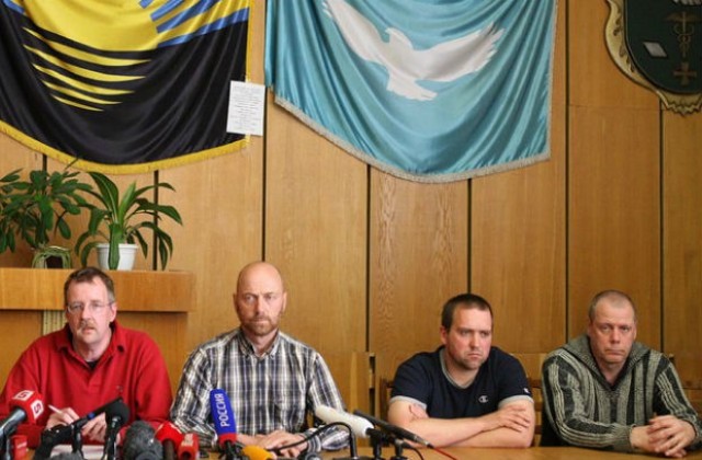 Показаха пред журналисти задържаните в Славянск наблюдатели от ОССЕ
