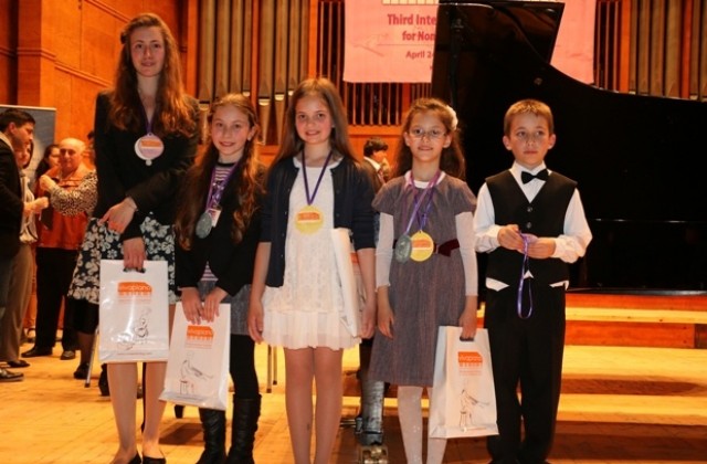 Възпитаници на Весела Пенева с награди от Международен конкурс за пианисти