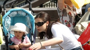 Обсъждат още 6 месеца платено майчинство