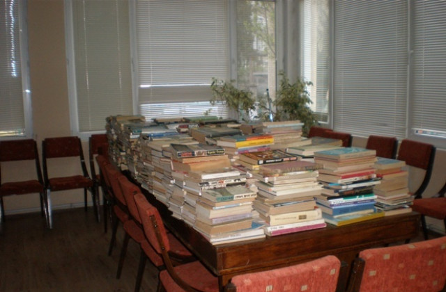 Севлиевци дариха 1800 книги за българо-испанската библиотека