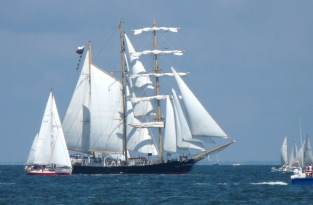 С топовни салюти посрещат големите ветроходи във Варна