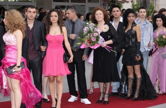 Абитуриентите ще дефилират по червен килим край Асеневци