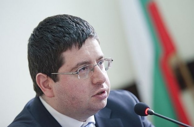Министър Чобанов: Скептичен съм към идеята за по-дълго майчинство