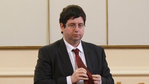Министър Чобанов скептичен към идеята за подълго майчинство