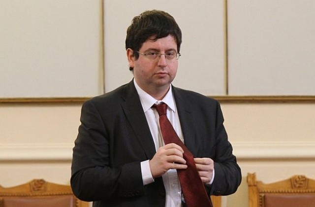 Министър Чобанов скептичен към идеята за по-дълго майчинство