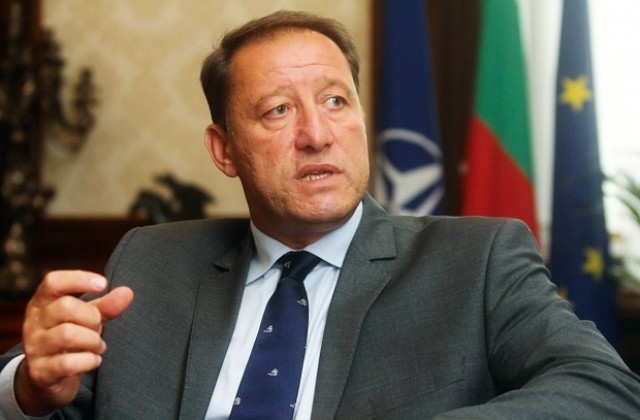 Министър Ангелов: Армията е помагала над 140 пъти в борбата със стихиите през 2013-та г.