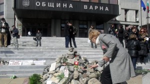 Общинари поискаха премахване на Грамадата