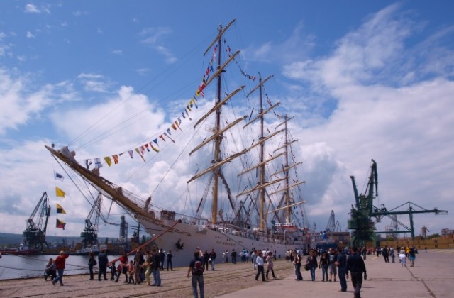 Затвариха пътя към Морска гара заради Tall Ships, ще се паркира безплатно до жп гарата