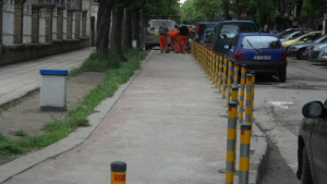 Монтират предпазни колчета на велоалеята