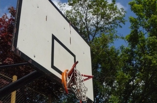 За втори път счупиха коша на баскетболното игрище в парк Кайлъка