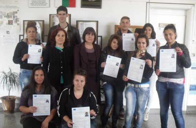 Ученици от гимназията по моден дизайн стажуваха в реална работна среда