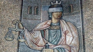 Ограбената възрастна жена е била бита за да даде парите