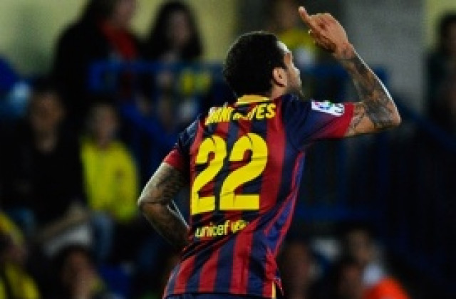 Уволнен от Виляреал метнал банана по Дани Алвеш