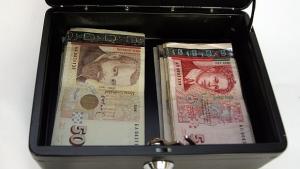 Бюджетът на червено с 874 млн лв