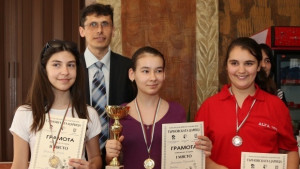 Рекордни 255 участници местят фигурите на Търновската царица