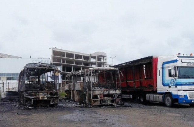 Умишлено са подпалили двата автобуса