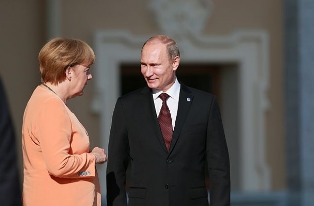 Меркел иска помощ от Путин за освобождаването на задържаните наблюдатели
