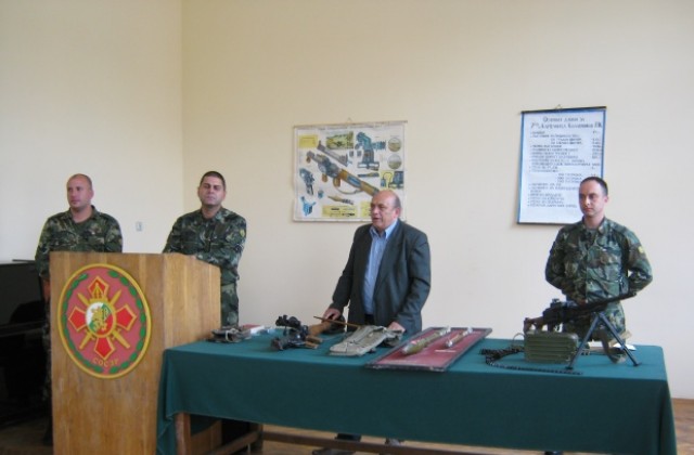 Ученици от Дупница бяха на демонстрация на оръжия