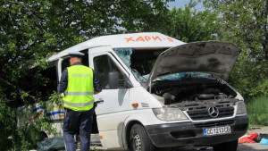 Автобус се обърна край Сливо поле две жени загинаха 11