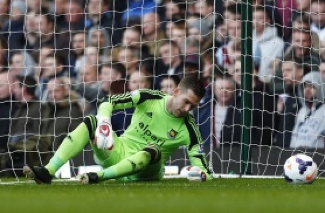 Вратарят на Уест Хем: Черпя всички с бира, ако бием Тотнъм