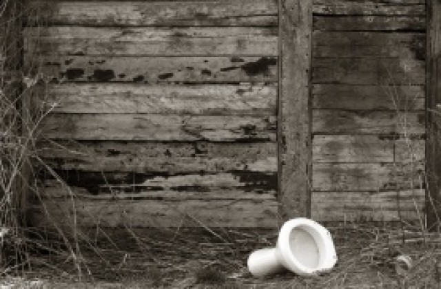 Футболен фен загина, след като го удариха с тоалетна чиния