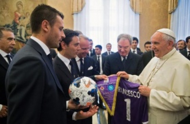 Папа Франциск даде аудиенция на финалистите Наполи и Фиорентина