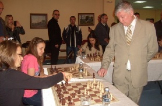 Анатолий Карпов откри своя шахматна школа у нас