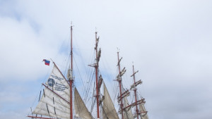 Парадът на ветрилата събра десетки хиляди край варненския бряг СНИМКИ