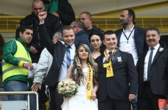 Младоженци изгледаха Ботев-Лудогорец, публиката ги аплодира