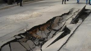 Автомобил падна в дупка на пътя във Враца