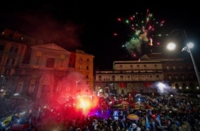 СНИМКИ: Неапол празнува цяла нощ Купата на Италия