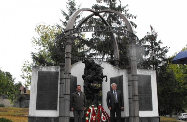 Венци и цветя пред Войнишкия паметник утре