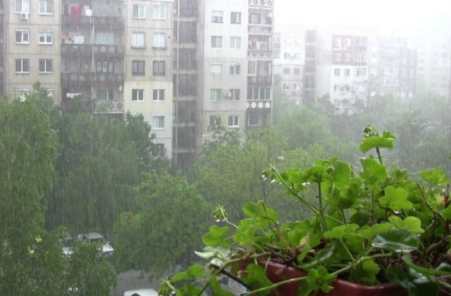 Огнеборци отводняваха пътен възел Качица, селска постройка и къщи