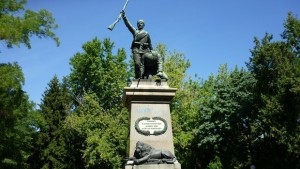 На 6 май военни родолюбци полагат цветя на паметника на