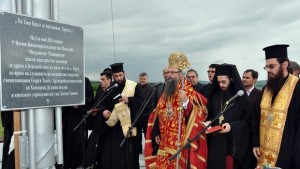 Митрополит Николай благослови 15метровия светещ кръст на с Крум
