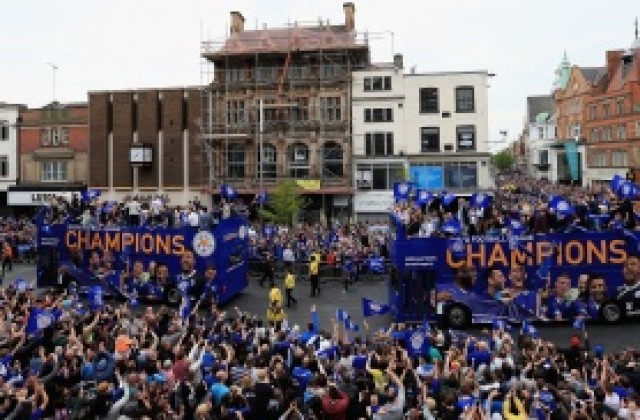 СНИМКИ: Хиляди отпразнуваха завръщането на Лестър в Премиършип