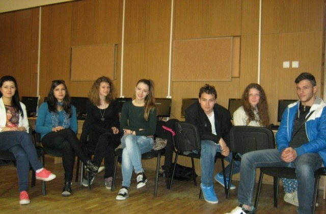 Ученици от гимназия „Христо Ботев са в топ 10 на състезание по информатика и визуални изкуства