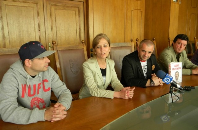 Феновете на Манчестър Юнайтед подаряват тридневен празник на деца от социални домове