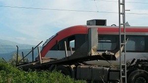 Влак дерайлира след удар в камион има ранени