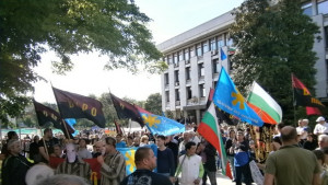 Протестиращи от почти целия политически спектър поискаха оставката на кмета