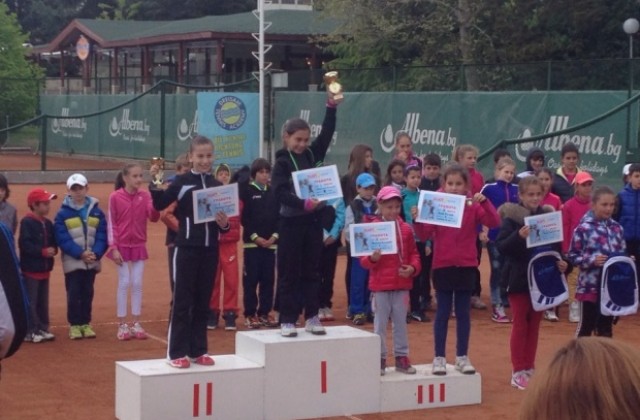 121 деца играха тенис в квалификациите за световния турнир във Франция